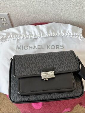 Michael Kors Bradshaw Medium Messenger MK Signature Black NWT